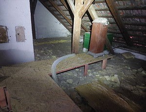 Zateplení stropu staršího rodinného domu pomocí foukané izolace